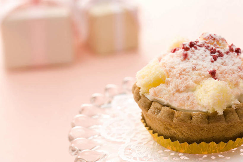 点心,奶酪,无人,横图,俯视,室内,特写,白天,餐桌,桌子,餐具,礼盒,礼物,阴影,朦胧,模糊,反射,碟子,盘,丝绸,丝带,影子,纸盒,干酪,起司,食品,缎带,芝士,营养,文化,绸带,盒子,食物,糕点,两个,包装盒,盘子,礼品盒,碟,生日蛋糕,祈祷,乳酪,许愿,礼品,餐台,纪念,祈求,乳制品,发酵,平安,彩图,高角度拍摄,蛋糕