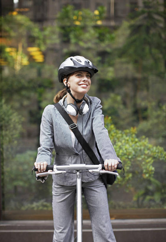 西方人,一个人,商务人士,商务女性,坐,笑,微笑,露齿笑,竖图,室外,白天,正面,树林,植物,自行车,帽子,欧洲,中国,欧洲人,亚洲,仅一个年轻女性,仅一个女性,仅一个人,握,阴影,套装,朦胧,模糊,光线,包,公文包,头盔,影子,山地车,注视,车,脚踏车,树,树木,绿色,阳光,自然,安全帽,交通工具,观察,看,握着,生长,成长,公事包,观看,察看,关注,载具,商务装,山地自行车,工薪阶层,东亚,新疆,伊犁,中华人民共和国,一顶,新疆维吾尔自治区,西北地区,伊犁哈萨克自治州,年轻女性,女人,女性,白种人,白领,上班族,坐着,半身,彩图,骑行头盔,新