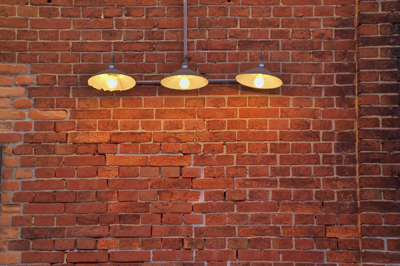 无人,横图,室内,特写,白天,正面,建材,建筑,静物,照明,一排,阴影,整齐,反射,壁灯,材料,影子,砖,砖块,墙,灯光,墙壁,墙面,灯,排列,灯具,砖头,建造,红砖,照亮,三盏,照明设备,队列,石料,彩图,砌墙砖