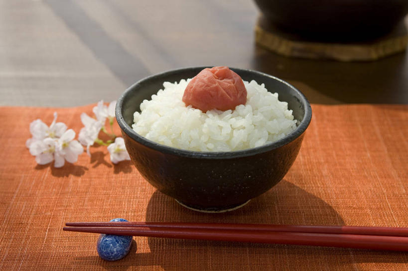 米饭,无人,横图,俯视,室内,特写,白天,烹饪,餐桌,筷子,桌子,餐具,阴影,朦胧,模糊,盛开,反射,影子,日本料理,料理,食品,筷架,花蕾,筷枕,文化,传统,菜肴,美食,花,花瓣,花朵,鲜花,食物,日式料理,花苞,花蕊,日式,佳肴,餐台,礼节,筷子架,五谷,礼仪,梅子,梅干,日本梅丼,梅子饭,饭食,进餐用具,彩图,高角度拍摄