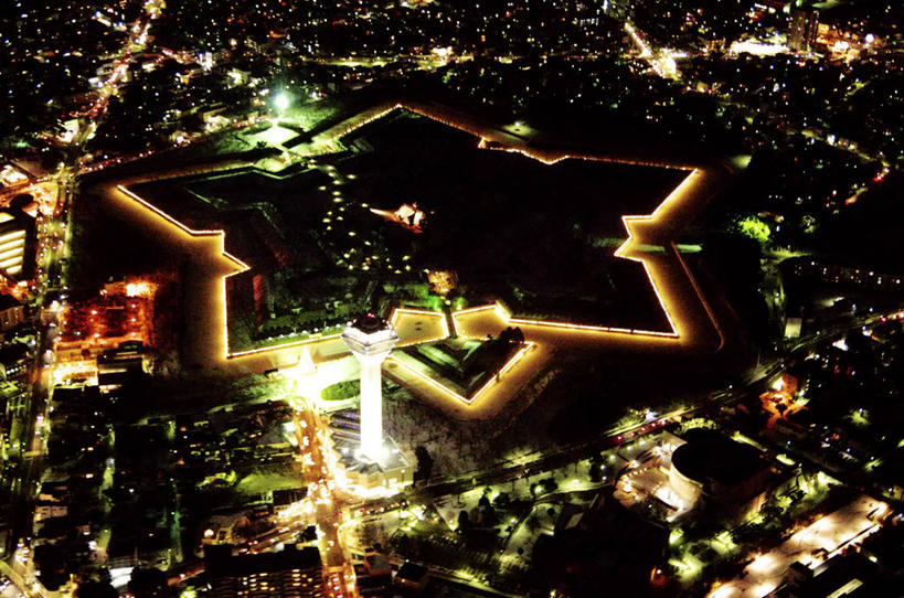 无人,家,高楼大厦,横图,俯视,航拍,室外,夜晚,度假,美景,植物,城市风光,标志建筑,城市,大厦,地标,建筑,路灯,摩天大楼,夜景,照明,北海道,日本,亚洲,阴影,光线,影子,房屋,屋子,景观,公寓,建筑群,灯光,娱乐,建设,洋房,楼房,住宅,灯,树,树木,绿色,自然,享受,休闲,景色,放松,生长,成长,照亮,照明设备,鸟瞰,东亚,日本国,北海道地方,北海道岛,函馆,函馆市,彩图,高角度拍摄,房子,大楼,高层建筑,高楼,摩天楼,龟田役所土垒,柳野城,五棱郭,五棱郭公园