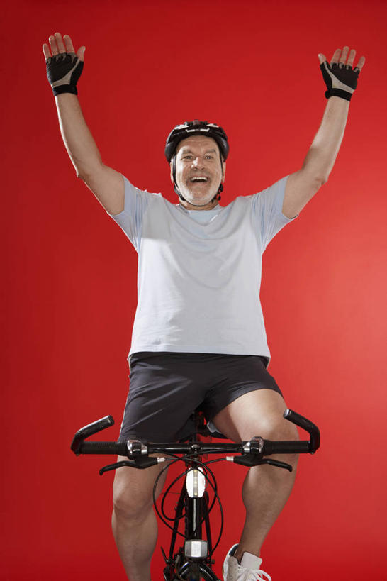 西方人,一个人,坐,举,笑,微笑,露齿笑,竖图,室内,白天,正面,运动服,安全,自行车,帽子,欧洲,欧洲人,仅一个男性,仅一个人,一辆,阴影,红色背景,服装,裤子,欢呼,反射,头盔,影子,防护,注视,运动器械,运动裤,脚踏车,衣服,安全帽,手套,观察,看,托,仅一个老年男性,健身器械,摄影,服饰,影棚,观看,保护,察看,喝彩,衣着,穿着,关注,保险,健身器材,保全,周全,安稳,安定,一顶,防护手套,动感单车,动感自行车,衣饰,平安,老年男性,男人,男性,白种人,举起,举手,举着,向上举,向上伸,向上托,坐着,半身,彩图,影棚拍摄,拍摄,骑行头盔,运动器材,运动装