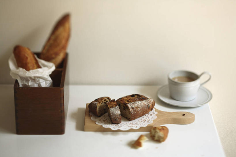 点心,面包,咖啡,无人,横图,俯视,室内,特写,白天,幸福,餐桌,桌子,葡萄,杯子,餐具,阴影,反射,木制,瓷器,碟子,木盒,盘,影子,墙,食品,面点,咖啡杯,陶瓷制品,娱乐,墙壁,墙面,食物,糕点,饮料,白色,盘子,木制品,容器,碟,享受,休闲,温馨,葡萄干,放松,乐趣,餐台,储藏,提神,舒适,储存,瓷杯,醒脑,软饮料,乌珠木,山葫芦,蒲桃,草龙珠,彩图,高角度拍摄,葡萄干面包,贮存