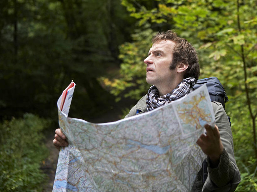 西方人,一个人,站,横图,室外,白天,正面,森林,树林,植物,道路,地图,欧洲,欧洲人,仅一个男性,仅一个人,仅一个中年男性,握,阴影,服装,光线,信息,影子,交通,拿,拿着,注视,休闲装,方向,树,树木,衣服,绿色,阳光,自然,观察,看,站着,休闲,休闲服,握着,服饰,生长,成长,观看,引导,指引,察看,关注,男人,男性,中年男性,白种人,抬头,仰头,站立,半身,彩图,导航