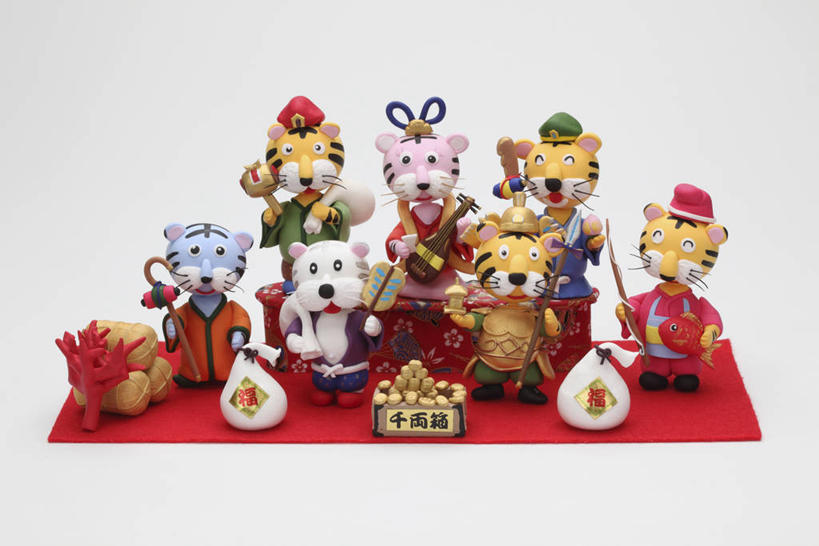 无人,横图,室内,白天,白色背景,正面,幸福,智慧,钱,哺乳动物,虎,野生动物,雕塑,阴影,节日,日本文化,神话,艺术,装饰,反射,雕刻,雕像,钱币,影子,文化,弥勒佛,动物,寿,财神爷,工艺品,垫子,祈祷,健康,许愿,财富,金融,摄影,宗教,佛教,信仰,影棚,经济,日元,纪念,祈求,美术,主题,凶猛,流通,陈列,贸易,财神,功能,美学,长寿,庇佑,庇护,高禄,护法,护法神,七福神,神灵,弁财天,辩才天,辩才天女,布袋和尚,布袋神,大黑天,大黑天神,福禄寿,福禄寿神,惠比寿,惠比须,玛哈嘎拉,弥勒,弥勒菩萨,莫诃哥罗,毗沙门天,毘沙门天,萨罗斯瓦蒂,寿老人,寿老神,土地神,昆沙门天,禄,福,释教,残暴,平安,凶残,货币,现金,硬币,老虎,辩论,彩图,全身,影棚拍摄,拍摄,日圆,传统文化