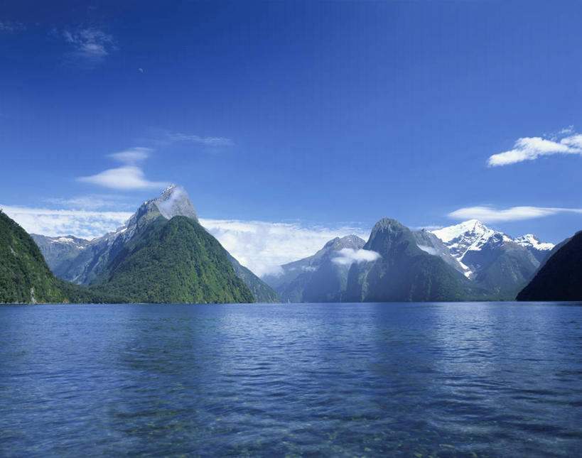 无人,公园,横图,室外,白天,正面,旅游,度假,海浪,海洋,美景,山,雪,雪山,大雪,新西兰,阴影,光线,影子,冰,积雪,景观,浪花,山峰,雪景,云,云朵,冬季,冬天,山峦,云彩,娱乐,蓝色,白云,蓝天,天空,阳光,自然,海水,天,享受,休闲,景色,放松,寒冷,晴朗,冰冷,国家公园,自然风光,大洋洲,海景,严寒,纽西兰,冰凉,酷寒,凛冽,凛凛,极冷,长白云之乡,峡湾国家公园,新西兰南岛,米尔福德峡湾,大海,风浪,海,海水的波动,近岸浪,涌浪,晴空,彩图