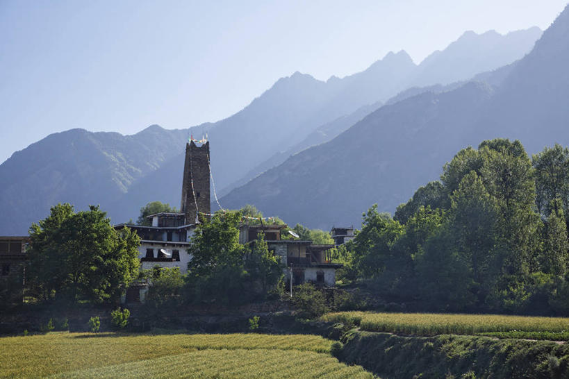 无人,农田,横图,室外,白天,正面,旅游,度假,庄稼,农作物,美景,森林,山,山脉,树林,植物,中国,亚洲,阴影,光线,影子,景观,山峰,山峦,娱乐,树,树木,蓝色,绿色,蓝天,天空,阳光,自然,瞭望塔,群山,天,享受,休闲,景色,放松,四川省,生长,晴朗,成长,自然风光,东亚,四川,万里无云,中华人民共和国,西南地区,川,晴空,晴空万里,彩图,耕地,庄稼田