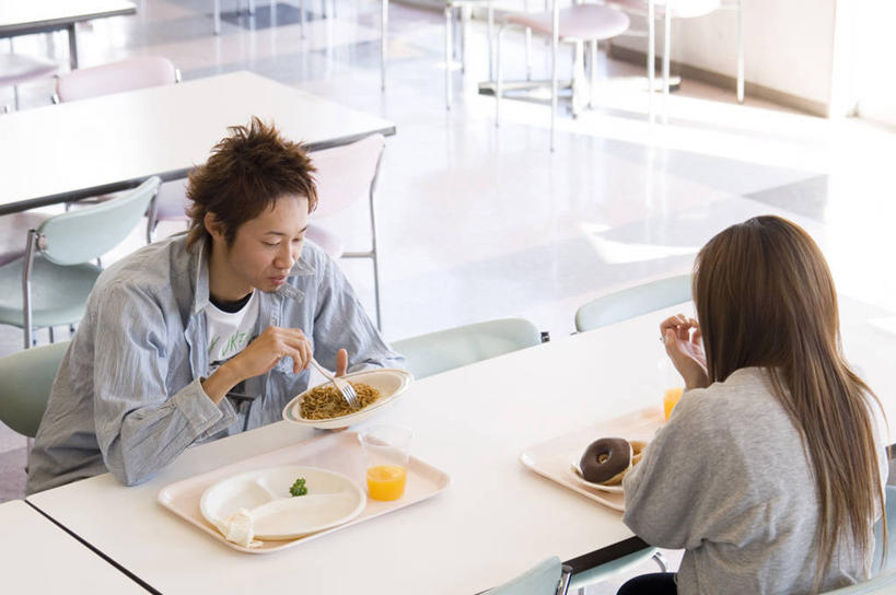 点心,面包,东方人,两个人,伙伴,朋友,餐厅,坐,吃,横图,俯视,室内,白天,友谊,餐桌,桌子,餐具,亚洲,握,服装,碟子,盘,食品,面点,拿,拿着,注视,休闲装,黄种人,食物,糕点,衣服,盘子,碟,甜甜圈,观察,看,休闲,食堂,同学,休闲服,握着,服饰,餐台,观看,察看,校友,关注,同窗,学友,多纳滋面包,唐纳滋,友情,男人,男性,年轻男性,年轻女性,女人,女性,亚洲人,面包圈,嚼,食,坐着,半身,彩图,高角度拍摄,餐馆,饭店,饭馆