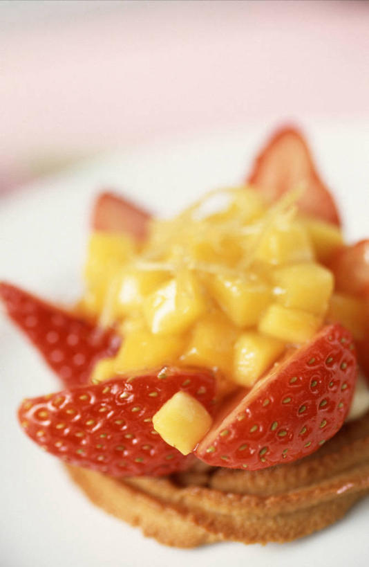 面食,无人,竖图,俯视,室内,特写,白天,烹饪,西餐,桃子,餐具,水果,阴影,朦胧,模糊,新鲜,反射,碟子,盘,影子,生食,料理,食品,面点,果实,菜肴,美食,食物,盘子,碟,西式,佳肴,有机食品,绿色食品,派,草莓派,肺果,彩图,高角度拍摄