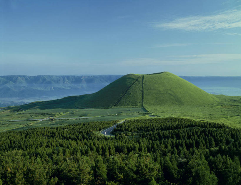 无人,横图,室外,白天,正面,旅游,度假,美景,森林,山,山脉,树林,植物,日本,亚洲,阴影,光线,影子,景观,山峰,云,云朵,山峦,云彩,娱乐,树,树木,蓝色,绿色,白云,蓝天,天空,阳光,自然,群山,天,享受,休闲,景色,放松,生长,晴朗,成长,自然风光,东亚,日本国,九州本岛,九州,九州岛,九州地方,熊本,熊本县,阿苏市,晴空,彩图