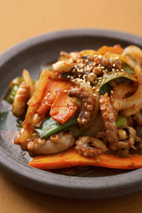 海鲜,无人,竖图,俯视,室内,特写,白天,餐桌,桌子,章鱼,蔬菜,餐具,一堆,许多,阴影,堆叠,堆积,新鲜,反射,碟子,盘,影子,食品,很多,水产,海洋生物,食物,一个,盘子,碟,有机食品,绿色食品,单个,餐台,堆,石吸,死牛,望潮,坐蛸,水生动物,海产品,水生物,海底动物,石居,八爪鱼,彩图,高角度拍摄