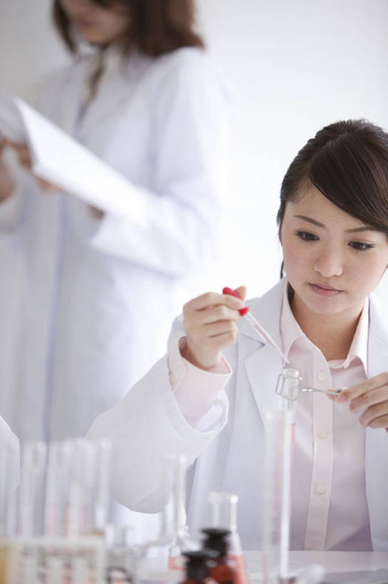 东方人,两个人,同事,科学家,站,坐,竖图,室内,白天,正面,成功,合作,团队,集体,信心,实验,仪器,桌面,桌子,杯子,亚洲,握,阴影,服装,朦胧,模糊,研究,透明,反射,分析,化学,测试,试管,试管架,试剂瓶,影子,墙,实验室,研究室,注视,黄种人,队伍,架子,墙壁,墙面,玻璃制品,衣服,白色,玻璃瓶,瓶子,低头,观察,看,站着,器皿,握着,服饰,观看,察看,领导,衣着,科研人员,白大褂,成就,穿着,关注,研究者,合伙,领袖,工作台,计量,试验室,实验服,科学研究者,玻璃仪器,试验耗材,实验用品,垂头,衣饰,年轻女性,女人,女性,亚洲人,科学工作者,玻璃杯,站立,坐着,半身,彩图,实验衣,实验台,实验桌