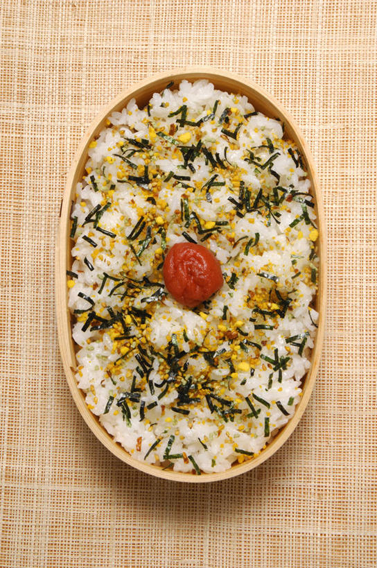 米饭,无人,竖图,俯视,室内,特写,白天,烹饪,餐桌,桌子,餐具,一堆,许多,阴影,堆叠,堆积,反射,碟子,盘,影子,日本料理,料理,食品,很多,菜肴,美食,食物,一个,盘子,碟,日式料理,日式,佳肴,单个,餐台,堆,五谷,梅子,梅干,日本梅丼,饭食,彩图,高角度拍摄