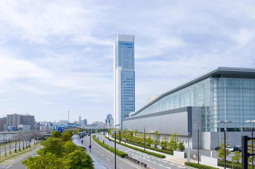 无人,高楼大厦,横图,室外,白天,正面,旅游,度假,办公楼,植物,标志建筑,大厦,道路,地标,建筑,路,路灯,摩天大楼,写字楼,公路,照明,日本,亚洲,一排,许多,阴影,整齐,并列,并排,光线,影子,云,云朵,灯光,交通,很多,云彩,娱乐,建设,灯,树,树木,排列,蓝色,绿色,白云,蓝天,天空,阳光,自然,楼宇,天,享受,休闲,旅游胜地,商务楼,放松,生长,晴朗,成长,照亮,照明设备,队列,展览馆,平行,东亚,本州,本州岛,日本国,中部地方,新潟,新潟县,县厅,新潟市,晴空,马路,彩图,大楼,高层建筑,高楼,摩天楼,朱鹭展览馆