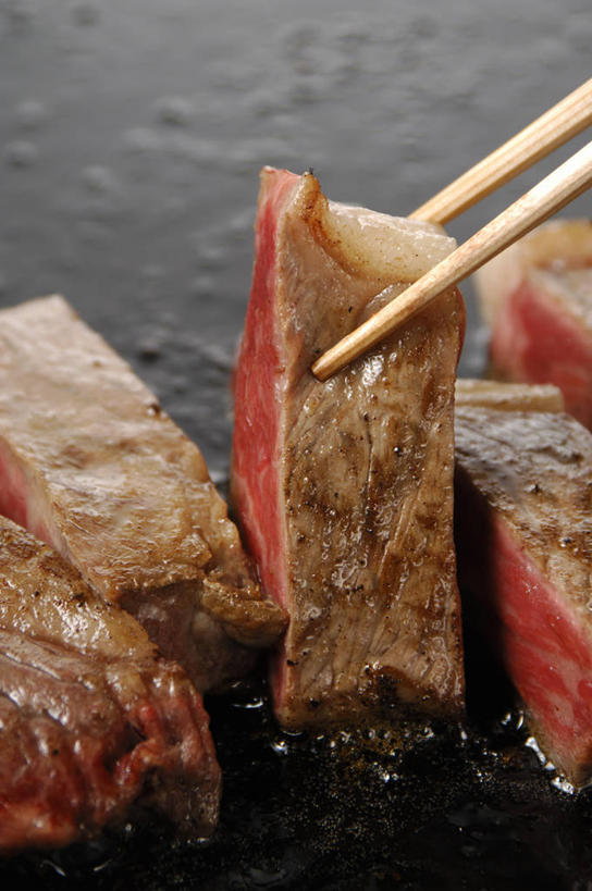 无人,竖图,俯视,室内,特写,白天,烹饪,西餐,筷子,餐具,一双,阴影,朦胧,模糊,反射,影子,肉,牛排,牛肉,料理,食品,文化,传统,菜肴,美食,肉类,食物,西式,佳肴,礼节,礼仪,肉食,五块,进餐用具,彩图,高角度拍摄