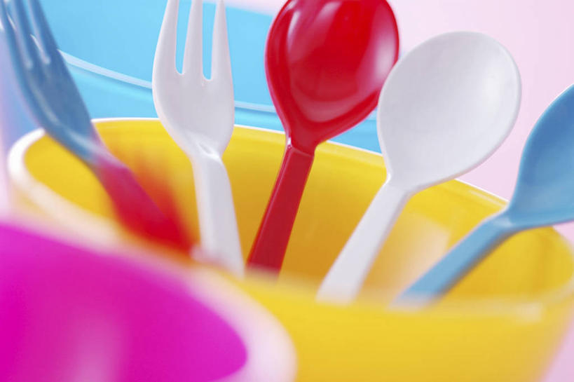 无人,横图,室内,特写,白天,正面,杯子,餐具,阴影,朦胧,模糊,反射,叉子,影子,勺子,塑料,两个,黄色,红色,蓝色,白色,塑料制品,调羹,汤匙,塑料杯,餐叉,进餐用具,彩图