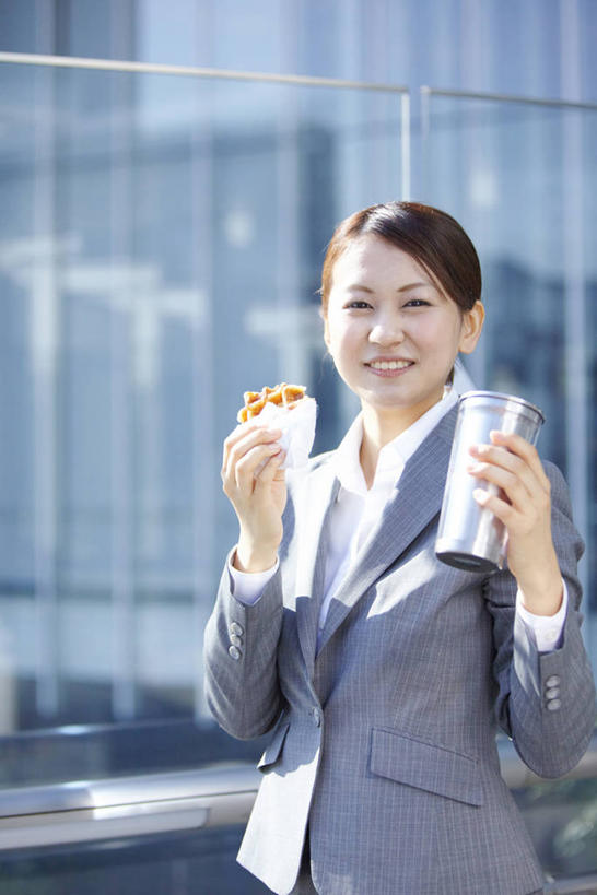 东方人,一个人,商务人士,商务女性,高楼大厦,栏杆,站,笑,微笑,露齿笑,竖图,室外,白天,正面,烹饪,西餐,办公楼,大厦,建筑,摩天大楼,写字楼,金属制品,亚洲,仅一个年轻女性,仅一个女性,仅一个人,握,阴影,套装,朦胧,模糊,光线,金属,影子,围栏,汉堡,料理,食品,拿,拿着,注视,黄种人,汉堡包,菜肴,美食,护栏,食物,阳光,瓶子,楼宇,快餐,观察,看,站着,商务楼,西式,握着,佳肴,观看,察看,关注,商务装,保温,工薪阶层,西式快餐,垃圾食品,保温瓶,年轻女性,女人,女性,亚洲人,白领,上班族,站立,半身,彩图,大楼,高层建筑,高楼,摩天楼