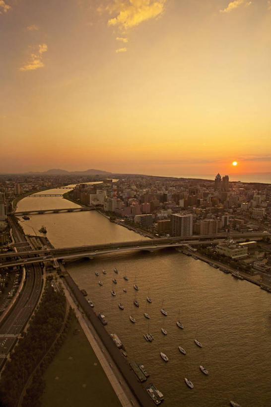 无人,家,竖图,俯视,航拍,室外,白天,度假,河流,美景,日落,水,城市风光,城市,大桥,轮船,桥梁,船,长野县,日本,亚洲,停靠,波纹,房屋,屋子,河水,景观,水流,晚霞,霞光,落日,公寓,桥,涟漪,娱乐,洋房,楼房,住宅,水纹,黄昏,交通工具,波浪,享受,休闲,景色,彩霞,放松,鸟瞰,停泊,载具,东亚,跨线桥,本州,本州岛,日本国,中部地方,水晕,长野,新潟,新潟县,夕照,薄暮,信浓川,夕阳,彩图,高角度拍摄,傍晚,房子,斜阳