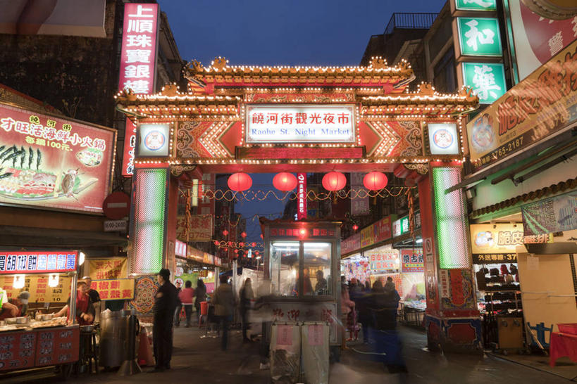 东方人,背部,家,站,走,横图,室外,夜晚,正面,度假,美景,城市风光,城市,霓虹灯,夜景,照明,台湾,中国,亚洲,行人,阴影,服装,光线,灯笼,影子,纸灯笼,房屋,屋子,景观,灯光,许多人,注视,休闲装,黄种人,娱乐,货摊,楼房,路人,住宅,衣服,灯具,观察,看,站着,一群人,享受,休闲,休闲服,景色,放松,服饰,观看,照亮,察看,照明设备,关注,东亚,台北,港澳台,中华人民共和国,省会,台北市,台湾省,过客,饶河街观光夜市,饶河街夜市,松山区,男人,男性,年轻男性,年轻女性,女人,女性,亚洲人,步行,散步,站立,走路,半身,彩图,房子,台