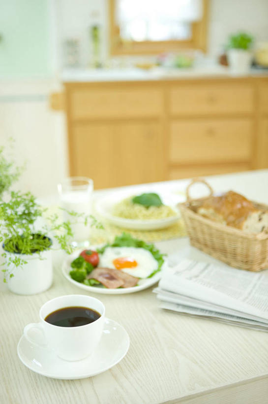 点心,面包,咖啡,无人,交叉,竖图,室内,白天,正面,烹饪,西餐,幸福,植物,餐桌,柜子,桌子,竹子,蔬菜,西红柿,小番茄,杯子,餐具,阴影,竹制,新鲜,编织,反射,瓷器,碟子,篮子,盘,盆栽,影子,墙,西兰花,蛋,调料,荷包蛋,鸡蛋,煎蛋,酱料,酱汁,肉,蔬菜沙拉,佐料,沙拉,料理,食品,面点,咖啡杯,盆景,陶瓷制品,调味品,储物柜,调味料,娱乐,色拉,培根,猪肉,酱,沙拉酱,沙律,菜肴,美食,肉类,墙壁,墙面,食物,糕点,饮料,绿色,自然,盘子,竹篮,碟,享受,休闲,温馨,放松,乐趣,西式,佳肴,有机食品,绿色食品,生长,成长,餐台,色拉酱,竹条,交织,提神,舒适,竹制品,储存,瓷杯,醒脑,肉食,豚肉,轮峰菊,山萝卜,软饮料,卵,松虫草,紫盆花,穿插,储备,蕴藏,贮备,煎鸡蛋,甘蓝花,小西红柿,樱桃小番茄,珍珠小番茄,樱桃番茄,圣女果,番茄,彩图,烟肉,腌熏,绿菜花,绿花菜,青花菜,蔬菜皇冠,鸡卵,鸡子,贮存