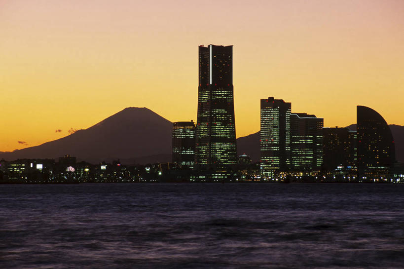 无人,家,高楼大厦,横图,室外,白天,正面,度假,火山,美景,日落,山,山脉,城市风光,标志建筑,城市,大厦,地标,建筑,摩天大楼,神奈川,日本,亚洲,阴影,光线,影子,房屋,屋子,景观,山峰,晚霞,霞光,落日,灯光,山峦,横滨,横滨市,神奈川县,娱乐,建设,楼房,住宅,黄昏,群山,享受,休闲,景色,彩霞,放松,东亚,本州,首府,关东地方,本州岛,日本国,横滨地标塔,横滨地标塔大厦,横滨路标塔,夕照,薄暮,活火山,夕阳,彩图,傍晚,房子,大楼,高层建筑,高楼,摩天楼,斜阳