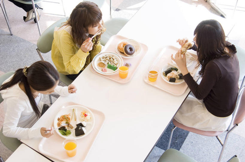 点心,面包,果汁,东方人,三个人,伙伴,朋友,餐厅,坐,吃,横图,俯视,室内,白天,友谊,餐桌,桌子,蔬菜,杯子,餐具,亚洲,握,阴影,服装,新鲜,反射,碟子,盘,影子,橙汁,食品,面点,饮品,注视,休闲装,黄种人,玻璃制品,食物,糕点,饮料,衣服,盘子,水杯,碟,甜甜圈,低头,观察,看,休闲,食堂,同学,休闲服,握着,服饰,有机食品,绿色食品,餐台,观看,察看,甜橙,校友,关注,可口,同窗,学友,垂头,适口,多纳滋面包,唐纳滋,友情,年轻女性,女人,女性,亚洲人,玻璃杯,面包圈,橙子,橙,嚼,食,坐着,半身,彩图,高角度拍摄,餐馆,饭店,饭馆,鹄壳,黄橙,黄果,金橙,金环,金球,糖橙