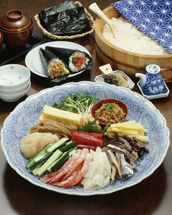 米饭,寿司,无人,竖图,俯视,室内,特写,白天,烹饪,餐桌,桌子,黄瓜,蔬菜,一堆,许多,阴影,堆叠,堆积,花纹,新鲜,反射,木制,布,木桶,桶,图案,影子,勺子,菌菇,香菇,海苔,肉,日本料理,料理,食品,紫菜,饭,很多,菌类,布纹,菜肴,美食,肉类,食物,木制品,容器,调羹,汤匙,碗,日式料理,日式,食用菌,佳肴,有机食品,绿色食品,餐台,储藏,堆,虾肉,布匹,五谷,真菌,储存,醋饭,肉食,椎茸,四喜饭,青瓜,胡瓜,彩图,高角度拍摄,条斑紫菜,平庄菇,香菌,香蕈,手卷寿司,贮存