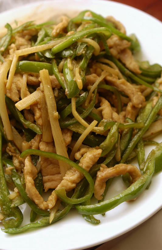 无人,竖图,俯视,室内,特写,白天,烹饪,中餐,蔬菜,餐具,一堆,阴影,堆叠,堆积,新鲜,反射,碟子,盘,影子,青椒,青椒炒肉丝,肉,牛肉,料理,食品,菜肴,美食,肉类,食物,一个,盘子,碟,中式,佳肴,有机食品,绿色食品,单个,堆,肉食,大椒,菜椒,甜椒,柿子椒,灯笼椒,彩图,高角度拍摄,青椒炒牛肉