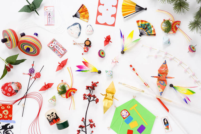 无人,横图,俯视,室内,白天,白色背景,锻炼,游戏,运动,静物,许多,艺术,装饰,板羽球,头饰,折纸,纸艺,手工艺品,很多,玩,文化,娱乐,运动器械,发夹,发饰,风筝,夹子,饰品,陀螺,纸制品,工艺品,休闲,健身器械,益智,放风筝,摄影,影棚,活动,华丽,修饰,毽子,点缀,高雅,纸鸢,发泄,消遣,智力,健身器材,配饰,放鹞子,鹞,鹞子,鸢,木鸢,工艺折纸,自信心,品位,宣泄,衬托,美观,雅致,雅观,羽子板,毽球,花毽,鸡毛毽,打手毽,毽子板球,陀罗,干乐,冰尜,打老牛,独乐,体育,玩耍,嬉戏,彩图,高角度拍摄,影棚拍摄,健身,拍摄,运动器材