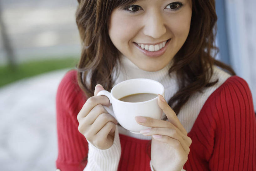 咖啡,东方人,一个人,笑,微笑,露齿笑,横图,室外,白天,正面,毛衣,幸福,杯子,亚洲,仅一个年轻女性,仅一个女性,仅一个人,握,朦胧,模糊,瓷器,咖啡杯,陶瓷制品,一杯,拿,拿着,注视,黄种人,娱乐,饮料,一个,红色,观察,看,享受,休闲,温馨,放松,乐趣,握着,单个,观看,察看,提神,舒适,关注,瓷杯,醒脑,线衫,软饮料,毛线衣,绒线衣,年轻女性,女人,女性,亚洲人,半身,彩图,绒衣,套衫,套头毛衣,线衣