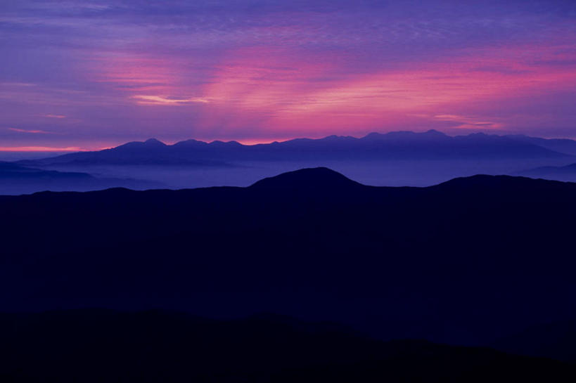 无人,横图,室外,白天,正面,旅游,度假,火山,石头,美景,日落,山,山脉,日本,亚洲,阴影,光线,石子,影子,景观,山顶,山峰,晚霞,霞光,落日,山峦,背光,娱乐,阳光,自然,黄昏,群山,享受,休闲,景色,彩霞,放松,自然风光,逆光,东亚,本州,本州岛,日本国,中部地方,乘鞍岳,颠峰,极峰,夕照,薄暮,活火山,石块,夕阳,彩图,傍晚,斜阳