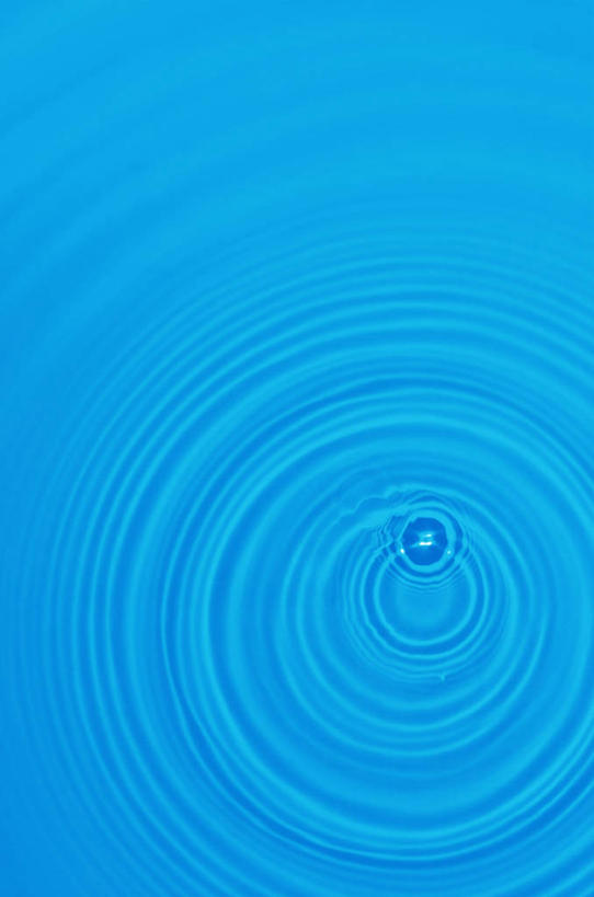 无人,竖图,俯视,室内,特写,白天,水,波纹,蓝色背景,透明,圆形,图形,液体,圆,气泡,水滴,涟漪,漩涡,几何,水泡,水珠,蓝色,水纹,泡泡,摄影,影棚,圆弧,数学,理智,沉静,冷色,高深,冷淡,彩图,高角度拍摄,影棚拍摄,拍摄,几何图形,平面图形
