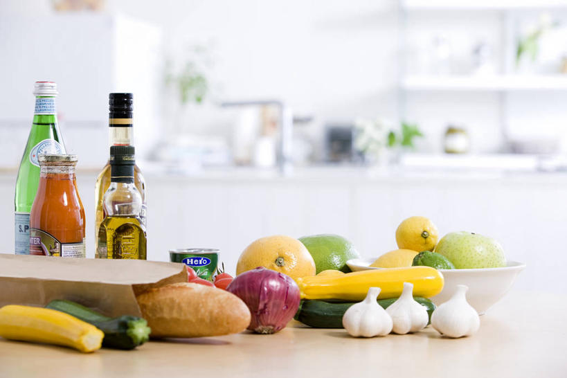 点心,面包,无人,横图,室内,特写,白天,正面,厨房,桌面,桌子,黄瓜,蔬菜,蒜,洋葱,袋子,水果,朦胧,模糊,新鲜,纸袋,生食,食品,面点,果实,法国面包,蒜头,置物架,蔬果,架子,玻璃制品,食物,糕点,玻璃瓶,瓶子,容器,有机食品,绿色食品,储藏,法式面包,法棍,长棍面包,甜橙,储存,玉葱,陈列架,法式长棍面包,搁架,胡蒜,荷兰葱,橙子,橙,圆葱,洋葱头,球葱,青瓜,胡瓜,大蒜,葱头,彩图,灶间,厨房料理台,鹄壳,黄橙,黄果,金橙,金环,金球,糖橙,贮存,料理台