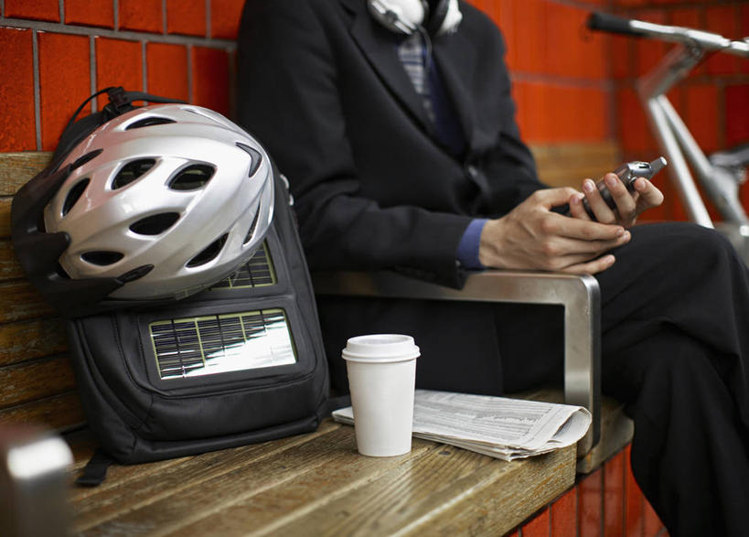 西方人,一个人,商务人士,商务男性,坐,打电话,横图,室外,白天,侧面,衬衫,阅读,报纸,杯子,电话,帽子,手机,欧洲,欧洲人,仅一个男性,仅一个人,握,学习,阴影,套装,光线,信息,头盔,影子,墙,灯光,通讯设备,墙壁,墙面,仅一个年轻男性,安全帽,纸制品,浏览,握着,纸杯,新闻,一份,一次性杯子,商务装,工薪阶层,一部,一顶,交流,男人,男性,年轻男性,白种人,白领,上班族,沟通,通话,坐着,半身,彩图,衬衣,骑行头盔,报刊