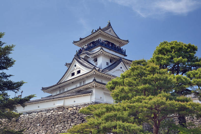 无人,横图,室外,白天,仰视,旅游,度假,建材,名胜古迹,窗户,标志建筑,地标,建筑,书籍,日本,亚洲,阴影,遗迹,光线,材料,瓦片,影子,砖,砖块,堡垒,城堡,墙,屋顶,云,云朵,云彩,顶棚,瓦,古迹,文物,娱乐,建设,古建筑,玻璃窗,墙壁,墙面,蓝色,白色,白云,蓝天,天空,阳光,书本,天,享受,休闲,砖头,旅游胜地,放松,建造,晴朗,要塞,古文明,东亚,屋瓦,高知城,高知,日本国,高知县,四国地方,四国,四国岛,设防,书,图书,石料,晴空,彩图,低角度拍摄,砌墙砖