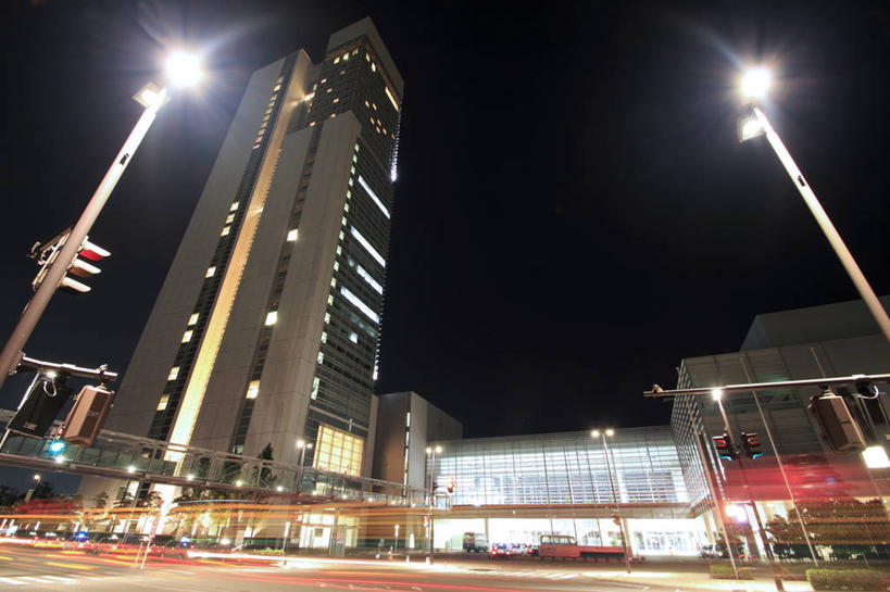 无人,高楼大厦,横图,室外,夜晚,仰视,旅游,度假,标志建筑,大厦,道路,地标,建筑,路,路灯,摩天大楼,夜景,照明,日本,亚洲,阴影,光线,影子,小路,灯光,交通,娱乐,建设,灯,两个,天空,天,享受,休闲,旅游胜地,放松,照亮,照明设备,东亚,本州,本州岛,日本国,中部地方,新潟,新潟县,彩图,低角度拍摄,大楼,高层建筑,高楼,摩天楼,朱鹭展览馆