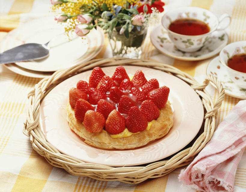 面食,无人,横图,俯视,室内,特写,白天,烹饪,西餐,幸福,餐桌,茶,桌子,草莓,浆果,杯子,餐具,水果,一堆,许多,阴影,堆叠,堆积,新鲜,反射,碟子,盘,影子,生食,茶叶,料理,食品,面点,果实,饮品,很多,两杯,娱乐,菜肴,美食,食物,两个,一个,盘子,水杯,碟,花茶,享受,休闲,温馨,放松,乐趣,西式,保健,养生,佳肴,有机食品,绿色食品,单个,餐台,堆,派,花草茶,舒适,公式,草莓派,香花茶,香片,熏花茶,茶杯,洋莓,水果皇后,红莓,地莓,彩图,高角度拍摄