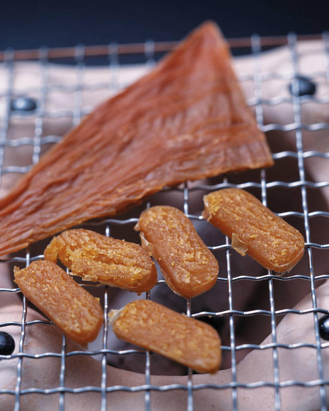 海鲜,无人,竖图,俯视,室外,特写,白天,烧烤,五个,许多,阴影,反射,影子,肉,烤架,烤肉,水产,肉类,海洋生物,铁架,海参,水生动物,海产品,水生物,棘皮动物,肉食,海底动物,彩图,高角度拍摄