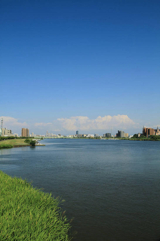 无人,竖图,室外,白天,正面,旅游,度假,草地,草坪,河流,美景,水,植物,长野县,日本,亚洲,阴影,光线,影子,河水,景观,水流,云,云朵,云彩,娱乐,草,蓝色,绿色,白云,蓝天,天空,阳光,自然,天,享受,休闲,景色,放松,晴朗,自然风光,东亚,本州,本州岛,日本国,中部地方,长野,新潟,新潟县,信浓川,晴空,彩图