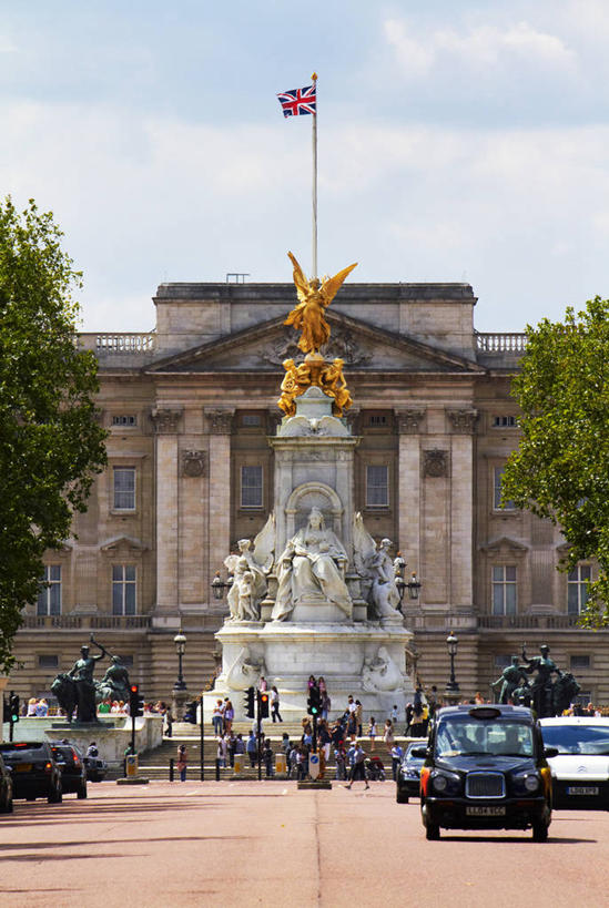 无人,家,竖图,室外,白天,正面,旅游,度假,植物,标志建筑,道路,地标,建筑,路,汽车,旗帜,国旗,雕塑,英国,欧洲,伦敦,阴影,艺术,装饰,光线,雕刻,雕像,影子,房屋,屋子,云,云朵,纪念碑,小路,交通,首都,云彩,娱乐,建设,楼房,白金汉宫,住宅,车,树,树木,蓝色,绿色,白云,蓝天,天空,阳光,自然,工艺品,交通工具,轿车,天,享受,休闲,旅游胜地,放松,生长,晴朗,成长,纪念,美术,西欧,载具,主题,大不列颠,陈列,维多利亚女王纪念碑,大不列颠及北爱尔兰联合王国,功能,美学,雾都,办公厅,藏金库,美术陈列馆,白金汉屋,帝国纪念堂,旗,晴空,彩图,房子,大不列颠王国,大英帝国,联合王国,日不落帝国