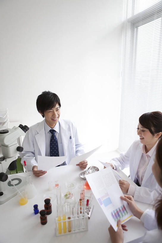 东方人,三个人,同事,科学家,坐,笑,微笑,露齿笑,竖图,俯视,室内,白天,衬衫,成功,合作,团队,集体,信心,实验,仪器,窗户,桌面,桌子,杯子,亚洲,握,阴影,服装,检查,研究,透明,反射,分析,科学,化学,测试,材料,档案,滴管,试管,试管架,文件,显微镜,影子,墙,实验室,研究室,棕色,领带,注视,黄种人,队伍,玻璃窗,架子,墙壁,墙面,玻璃制品,三个,一个,衣服,白色,玻璃瓶,瓶子,资料,观察,看,器皿,清晰,探索,握着,服饰,放大,单个,观看,仔细,透镜,察看,领导,凸透镜,聚焦,象征,衣着,庄重,科研人员,白大褂,成就,穿着,关注,文档,研究者,身份,合伙,领袖,工作台,计量,试验室,实验服,科学研究者,玻璃仪器,试验耗材,实验用品,光学,清楚,正式,地位,衣饰,男人,男性,年轻男性,年轻女性,女人,女性,亚洲人,科学工作者,玻璃杯,坐着,半身,彩图,高角度拍摄,衬衣,实验衣,实验台,实验桌