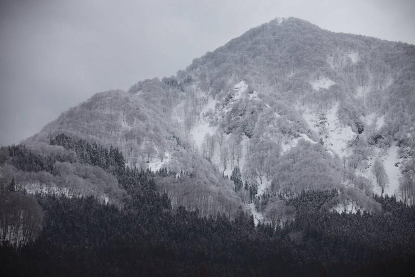 无人,横图,室外,白天,正面,旅游,度假,美景,山,雪,雪山,大雪,秋田县,日本,亚洲,冰,积雪,景观,山峰,乌云,雪景,云,阴天,云朵,冬季,冬天,山峦,云彩,娱乐,天空,自然,天,享受,休闲,景色,放松,寒冷,冰冷,昏暗,阴沉,自然风光,东亚,本州,本州岛,日本国,秋田,东北地方,严寒,冰凉,酷寒,凛冽,凛凛,极冷,汤泽,汤泽市,彩图