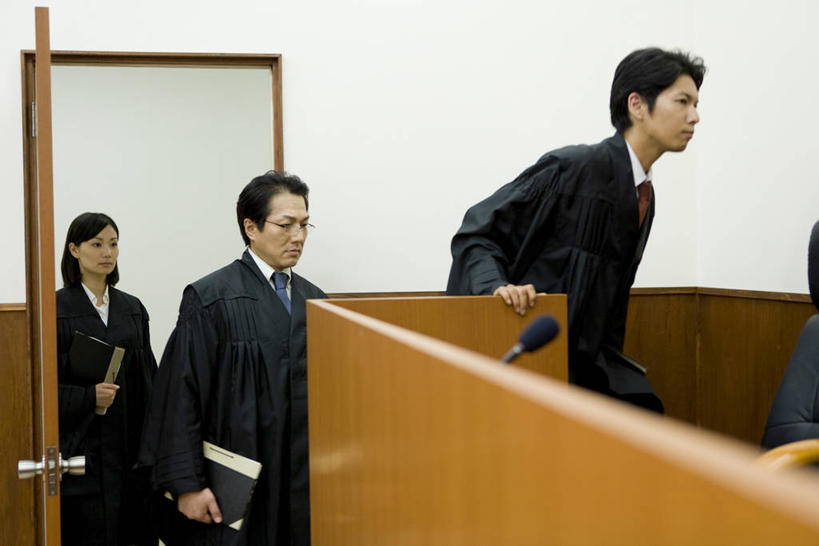 东方人,三个人,同事,法官,走,横图,室内,白天,正面,衬衫,西装,成功,合作,团队,集体,信心,亚洲,握,阴影,套装,正装,反射,眼镜,影子,墙,法院,领带,注视,职业装,黄种人,队伍,墙壁,墙面,一个,白色,话筒,讲台,观察,看,握着,单个,观看,察看,麦克风,法庭,领导,象征,庄重,成就,关注,扩音器,演说台,身份,合伙,领袖,近视眼镜,传声器,演讲台,正式,地位,微音器,男人,男性,年轻男性,女人,女性,中年男性,中年女性,亚洲人,步行,散步,走路,半身,彩图,衬衣,判事,推事