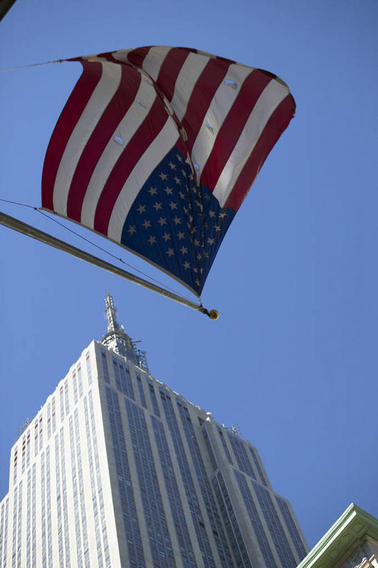 无人,高楼大厦,竖图,室外,白天,仰视,度假,美景,城市风光,城市,大厦,建筑,摩天大楼,旗帜,国旗,纽约,美国,阴影,条纹,光线,影子,景观,星星,曼哈顿,娱乐,星条旗,一个,红色,蓝色,白色,蓝天,天空,阳光,天,享受,休闲,星形,景色,放松,美国国旗,晴朗,单个,北美,北美洲,美洲,五角形,第五大道,帝国大厦,纽约市,纽约州,万里无云,帝国之州,帝国州,北亚美利加洲,亚美利加洲,帝国州大厦,纽约第五街,纽约州大厦,旗,晴空,晴空万里,五角星,彩图,低角度拍摄,大楼,高层建筑,高楼,摩天楼,美利坚合众国国旗,美利坚合众国,曼哈顿区,纽约县,曼哈顿岛