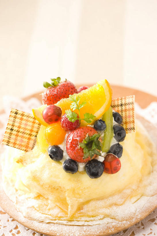 点心,无人,竖图,俯视,室内,特写,白天,下午茶,餐桌,桌子,阴影,反射,影子,食品,食物,糕点,一个,单个,餐台,彩图,高角度拍摄,水果奶油蛋糕,蛋糕