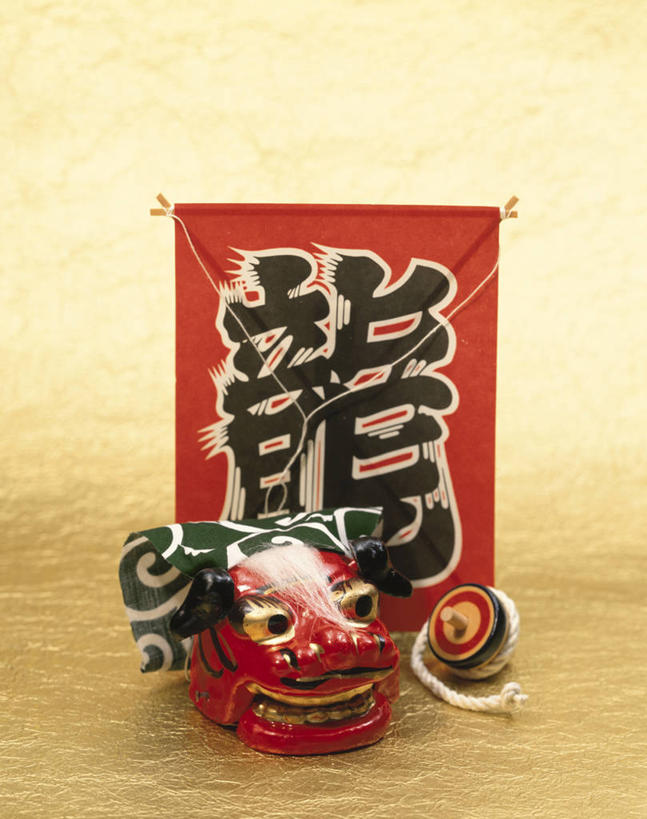 无人,竖图,室内,特写,白天,正面,游戏,静物,舞狮,表演,辟邪,玩,文化,娱乐,一个,红色,风筝,陀螺,祈祷,祈福,休闲,健康,益智,放风筝,许愿,摄影,影棚,褐色背景,单个,活动,祈求,纸鸢,发泄,消遣,智力,舞狮子,放鹞子,鹞,鹞子,鸢,木鸢,宣泄,驱邪,祛邪,避邪,陀罗,干乐,冰尜,打老牛,独乐,狮灯,狮子舞,平安,玩耍,嬉戏,彩图,影棚拍摄,拍摄,舞蹈