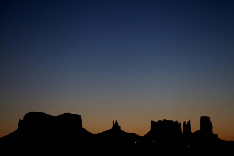 无人,横图,室外,白天,正面,旅游,度假,石头,美景,日落,美国,石子,景观,晚霞,霞光,落日,背光,娱乐,蓝色,蓝天,天空,自然,黄昏,天,享受,休闲,景色,彩霞,放松,晴朗,亚利桑那,北美,北美洲,自然风光,美洲,逆光,亚利桑那州,新墨西哥,科罗拉多州,万里无云,纪念碑谷,科罗拉多,大峡谷之州,新墨西哥州,北亚美利加洲,亚美利加洲,百年州,迷人之地,迷人之州,夕照,薄暮,科罗拉多高原,石块,岩石,晴空,晴空万里,夕阳,彩图,傍晚,美利坚合众国,斜阳