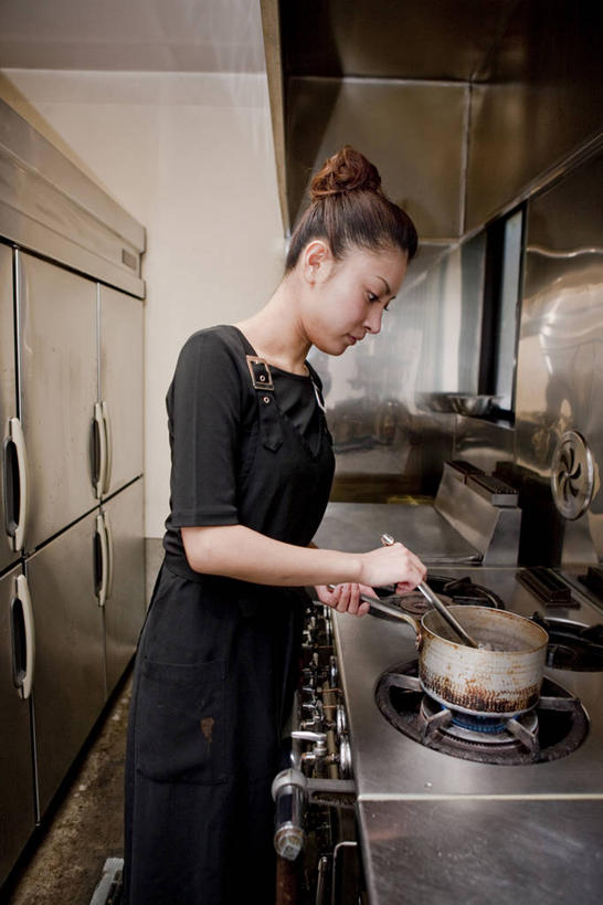 东方人,一个人,站,竖图,全景,室内,白天,侧面,烹饪,天际线,厨房,桌面,桌子,厨具,金属制品,亚洲,仅一个年轻女性,仅一个女性,仅一个人,握,阴影,服装,反射,金属,电器,锅子,影子,冰箱,注视,休闲装,黄种人,冷冻,锅,冷柜,一个,衣服,天空,冷藏柜,天,低头,观察,看,站着,休闲,休闲服,握着,服饰,冷藏,单个,锅具,观看,储藏,灶具,察看,家电,家用电器,关注,燃气灶,烹饪用具,保鲜,垂头,燃气具,年轻女性,女人,女性,亚洲人,烹调用具,烹调,站立,半身,彩图,灶间,厨房料理台,料理台