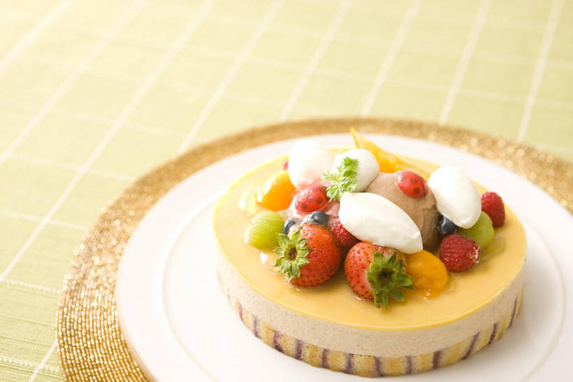 点心,无人,横图,俯视,室内,特写,白天,下午茶,餐桌,桌子,草莓,浆果,香蕉,餐具,水果,阴影,新鲜,反射,碟子,盘,影子,生食,食品,果实,食物,糕点,一个,盘子,碟,有机食品,绿色食品,单个,餐台,洋莓,水果皇后,红莓,甘蕉,地莓,彩图,高角度拍摄,水果奶油蛋糕,蛋糕