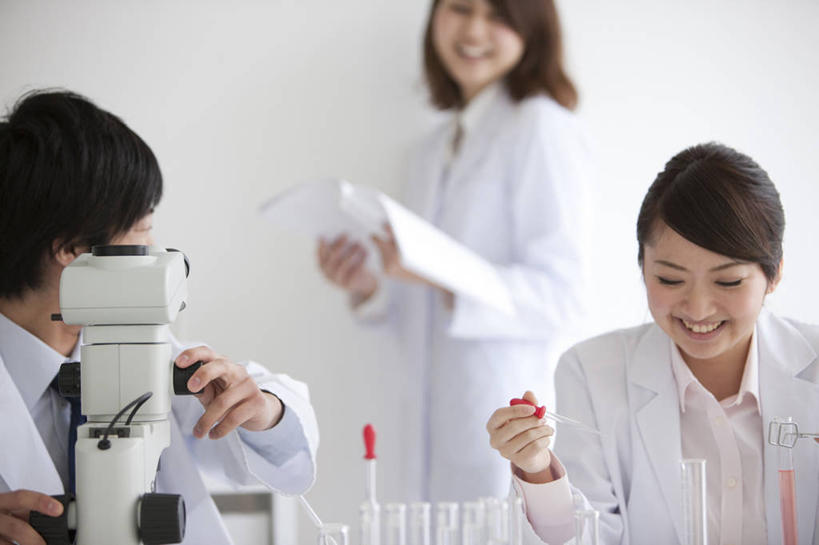 东方人,三个人,同事,科学家,站,坐,笑,微笑,露齿笑,横图,室内,白天,正面,成功,合作,团队,集体,信心,实验,仪器,杯子,书籍,亚洲,一本,握,阴影,服装,检查,朦胧,模糊,研究,透明,反射,分析,科学,化学,测试,滴管,量筒,试管,试管架,显微镜,影子,墙,实验室,研究室,扭头,注视,黄种人,队伍,架子,墙壁,墙面,玻璃制品,一个,衣服,白色,灰色,玻璃瓶,瓶子,书本,打开,低头,翻开,观察,看,站着,转头,器皿,清晰,探索,握着,服饰,放大,单个,观看,仔细,透镜,察看,领导,凸透镜,聚焦,衣着,科研人员,白大褂,成就,穿着,关注,研究者,合伙,领袖,计量,试验室,实验服,科学研究者,玻璃仪器,试验耗材,实验用品,光学,清楚,垂头,衣饰,掀开,男人,男性,年轻男性,年轻女性,女人,女性,亚洲人,科学工作者,玻璃杯,书,图书,站立,坐着,半身,彩图,实验衣